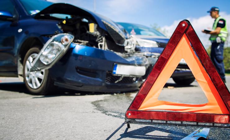 Auto incidentata (Freepik FOTO) - www.vehiclecue.it
