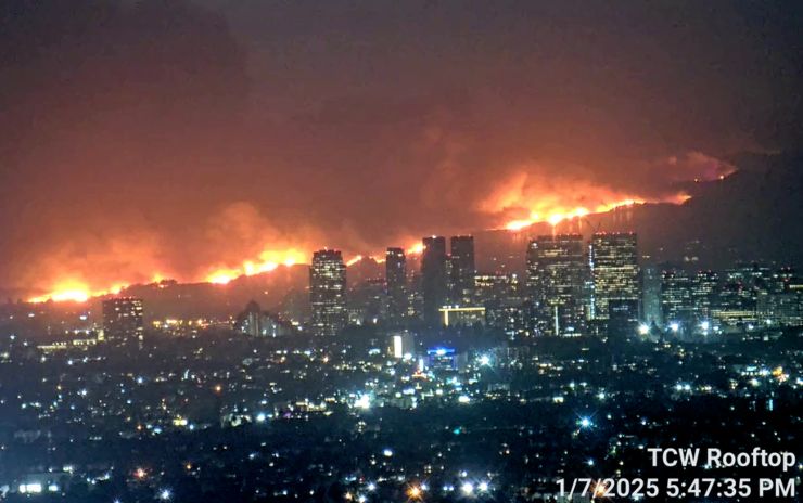 L'incendio in prossimità di Los Angeles (Wikipedia Toastt21)