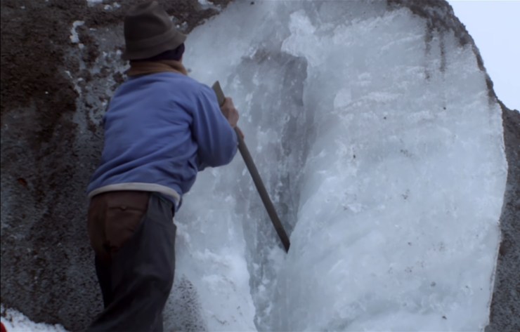 Baltazar Ushca mentre strae un blocco di ghiaccio (Screenshot Youtube The New York Times FOTO) - www.managementcue.it
