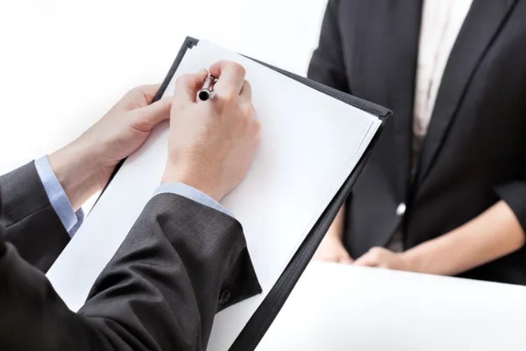 Illustrazione della valutazione di un lavoratore (Depositphotos FOTO) - www.managementcue.it