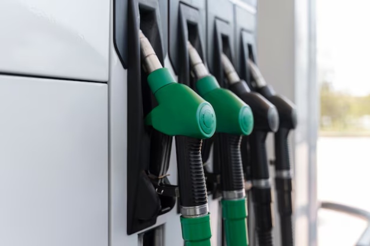 Previsti aumenti sulle accise (Freepik foto) - www.vehiclecue.it