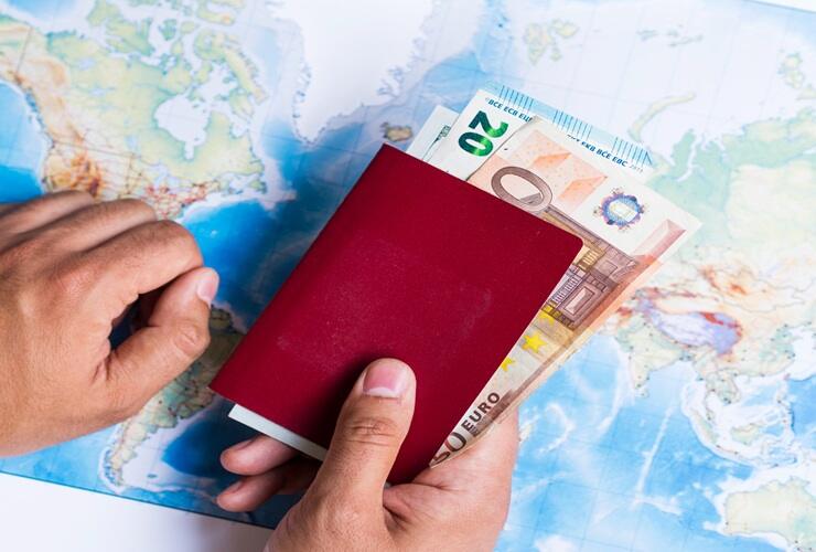 Passaporto con banconote in euro e mappa (Freepik Foto) - www.financecue.it