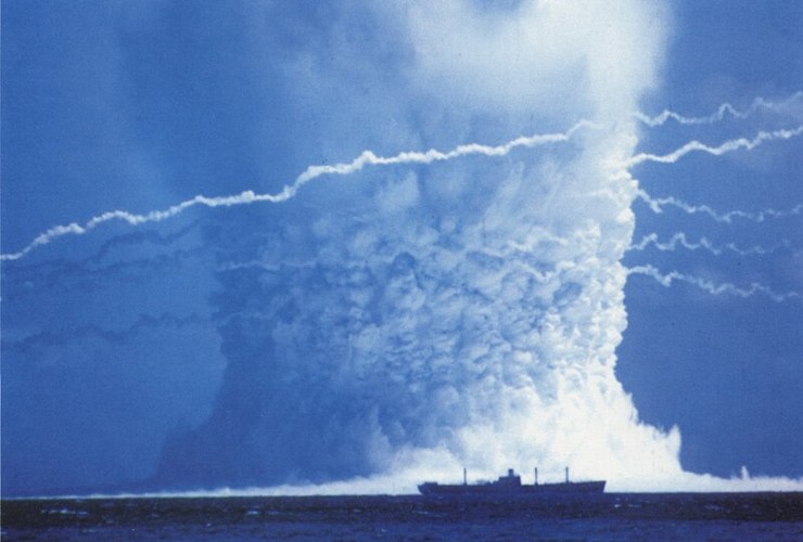 La colonna d'acqua formata dalla detonazione del test Umbrella (Wikipedia US Military)