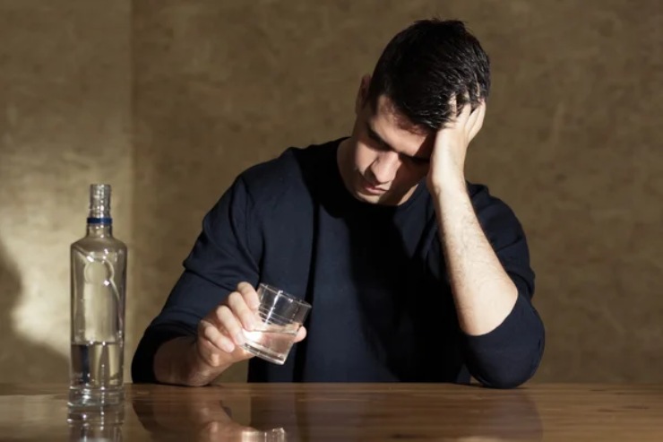 Illustrazione di una persona che ha esagerato con l'alcol (Depositphotos FOTO) - www.biomedicalcue.it