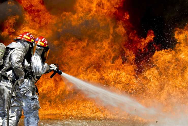 Pompieri spengono un incendio (Pixabay foto) - www.marinecue.it