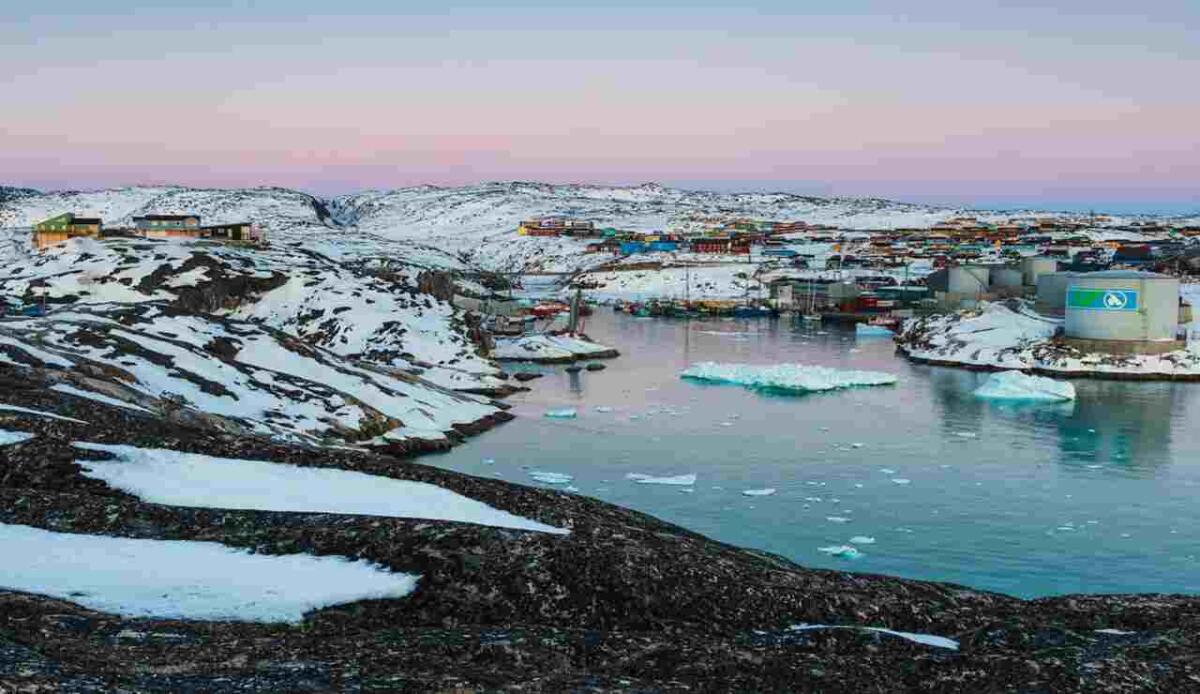 Il ghiaccio della Groenlandia si scioglie a ritmi record,  in 13 anni persi 2.300 km³ di ghiaccio - Il ghiaccio della Groenlandia si scioglie a ritmi record,  in 13 anni persi 2.300 km³ di ghiaccio (Wirestock/Freepik) - www.energycue.it