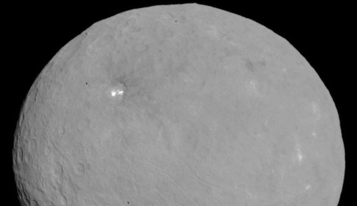 Cerere, nuove prove di un oceano sotterraneo dal cratere Consus - Illustrazione di Cerere (Wikipedia NASA_JPL-Caltech_UCLA_MPS_DLR_IDA FOTO) - www.aerospacecue.it