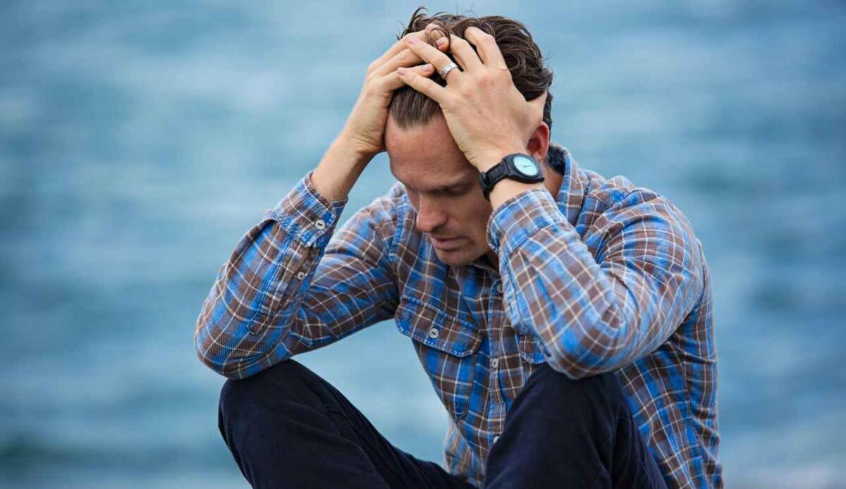 Depressione e lavoro: 12 miliardi di giornate perse ogni anno, cosa dice la legge? - Illustrazione di un ragazzo che non sta bene (Pexels FOTO) - www.managementcue.it