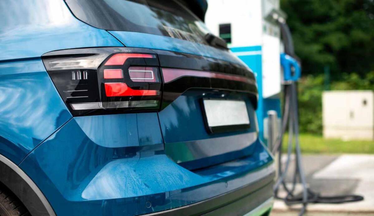 Studio ADAC: con la stessa energia, un’auto a e-fuel fa il lavoro di sei elettriche - Auto e-fuel, ecco i dati sulla loro efficienza (DepositPhotos) - VehicleCUE