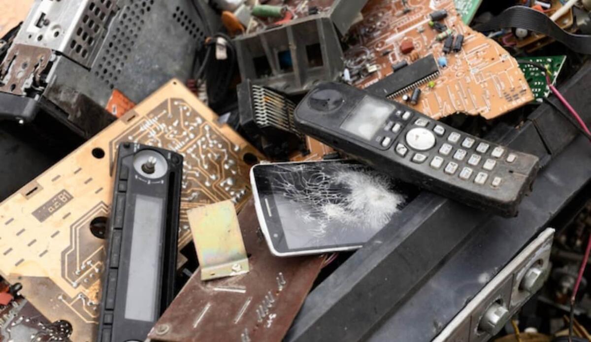 Un tesoro nei rifiuti elettronici: oro riciclato per combattere i gas serra - Rifiuti elettronici, al loro interno c'è un tesoro vero e proprio (Freepik Foto) - www.energycue.it