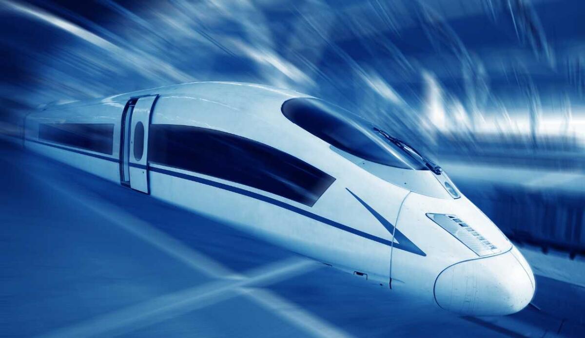 California Express: il treno solare che cambierà la mobilità negli USA - Treno futuristico in corsa (Canva foto) - www.vehiclecue.it