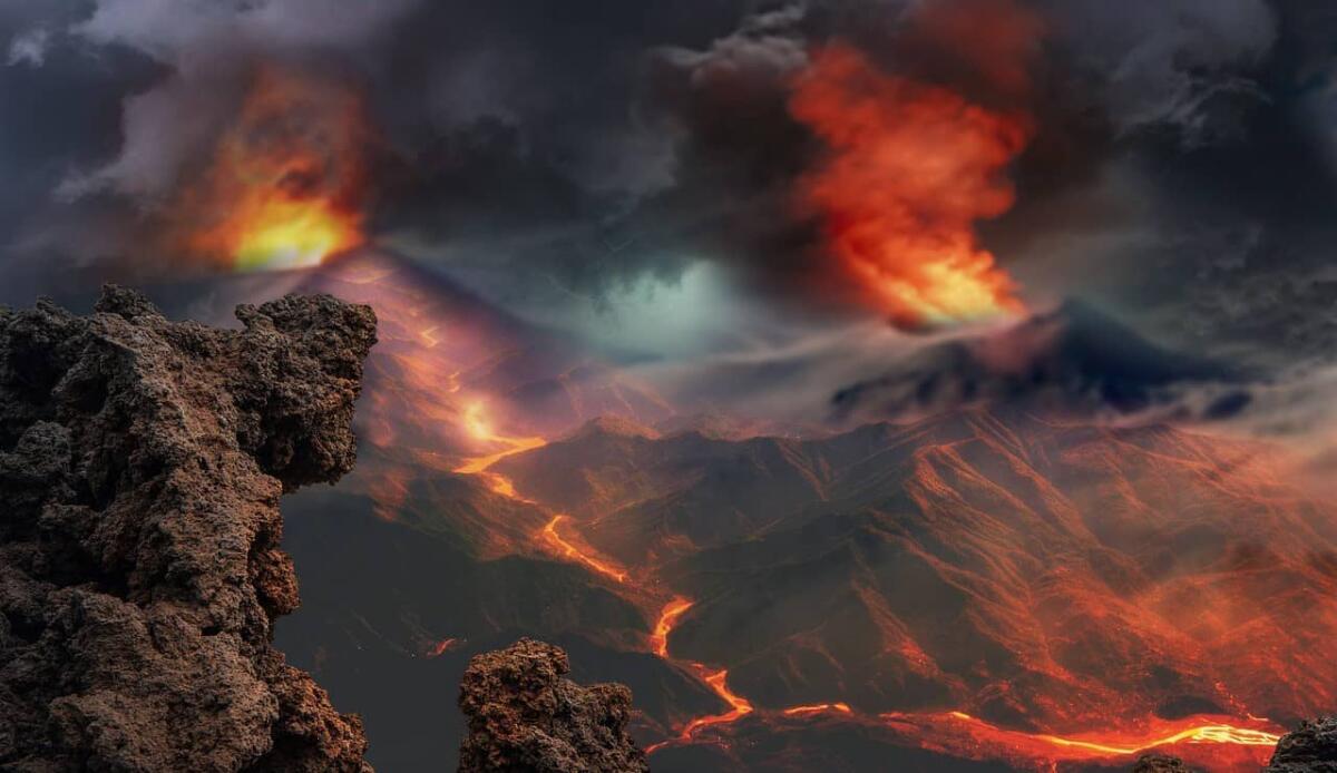 Energia rinnovabile: i vulcani potrebbero indicare dove scavare per trovare i minerali critici - Illustrazione di un vulcano in eruzione (Pixabay Foto) - www.energycue.it