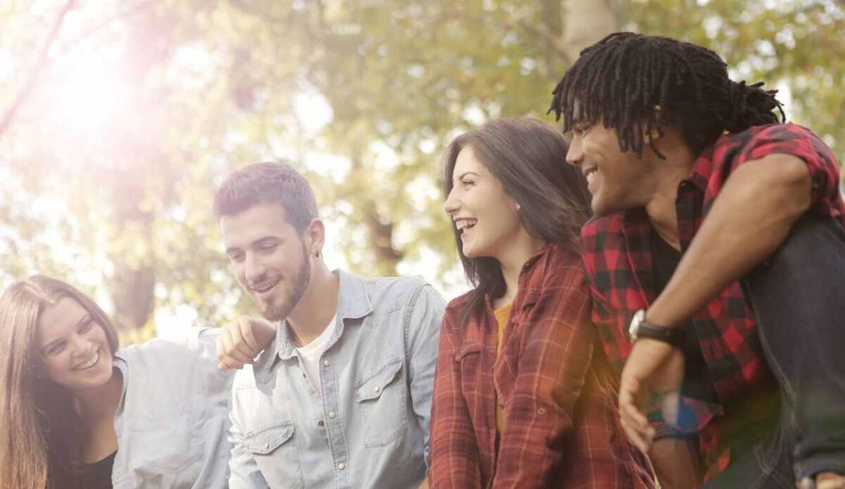 I Paesi con il miglior equilibrio vita-lavoro: dove si vive meglio? - Gruppo felice del luogo dove si trovano (Canva Foto) - www.managementcue.it