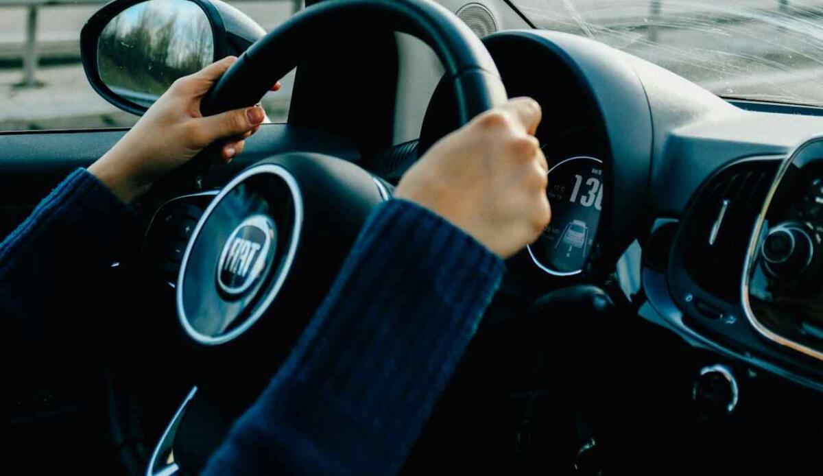 Scandalo Fiat Chrysler: investitori europei ancora senza risarcimento - Volante di un'auto Fiat (Pexels foto) - www.financecue.it