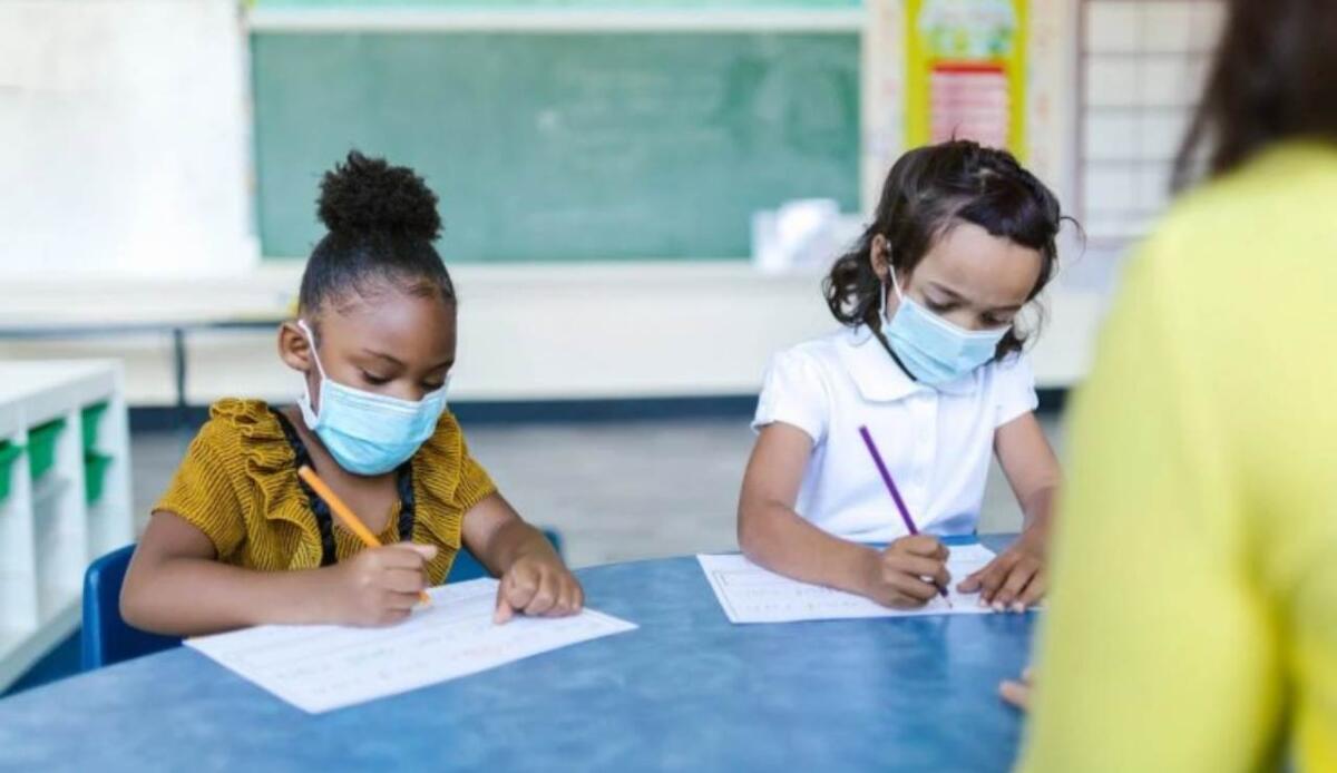 COVID-19, la pandemia ha cambiato il modo in cui i bambini pensano? I primi risultati dicono di sì - Bambine con mascherina (Pexels foto) - www.biomedicalcue.it
