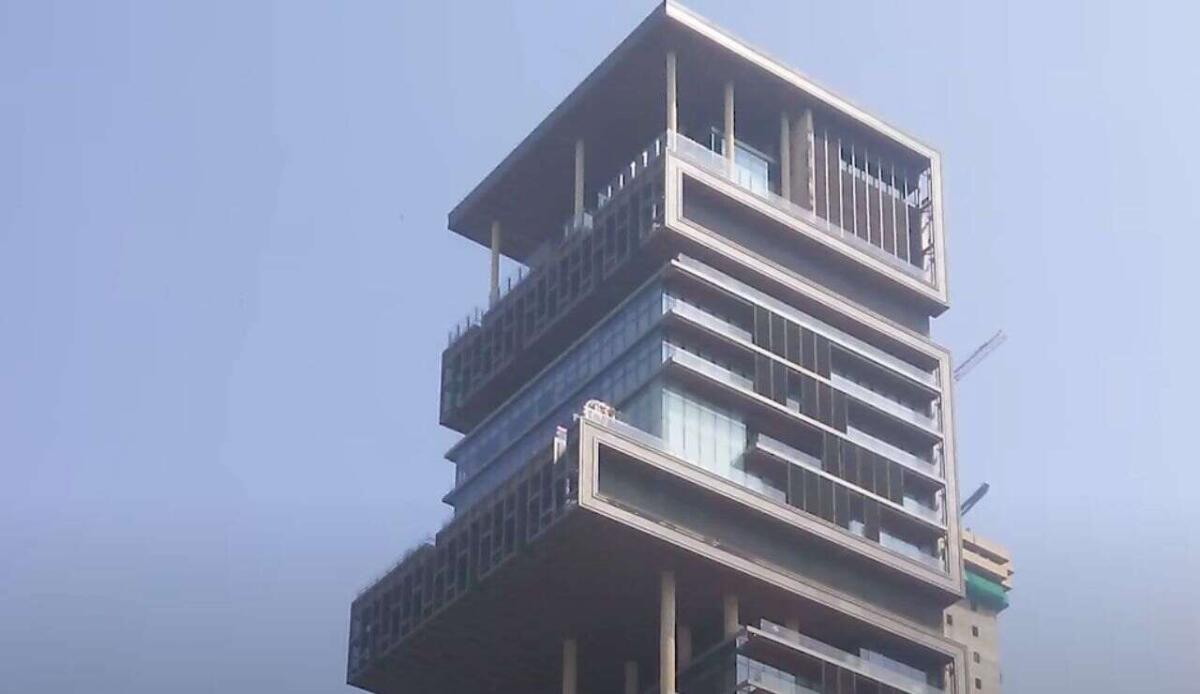 Antilia: il palazzo che tocca il cielo di Mumbai - Palazzo di Antilia (screenshot Mr. Luxury/YouTube) - www.buildingcue.it