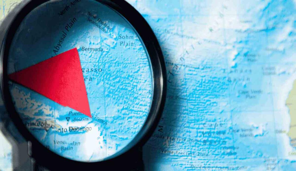 Triangolo delle Bermuda: oltre 1.000 sparizioni in 100 anni tra leggende e spiegazioni scientifiche - Triangolo delle Bermuda: Tra Leggenda e Realtà (canva.com) - www.marinecue.it
