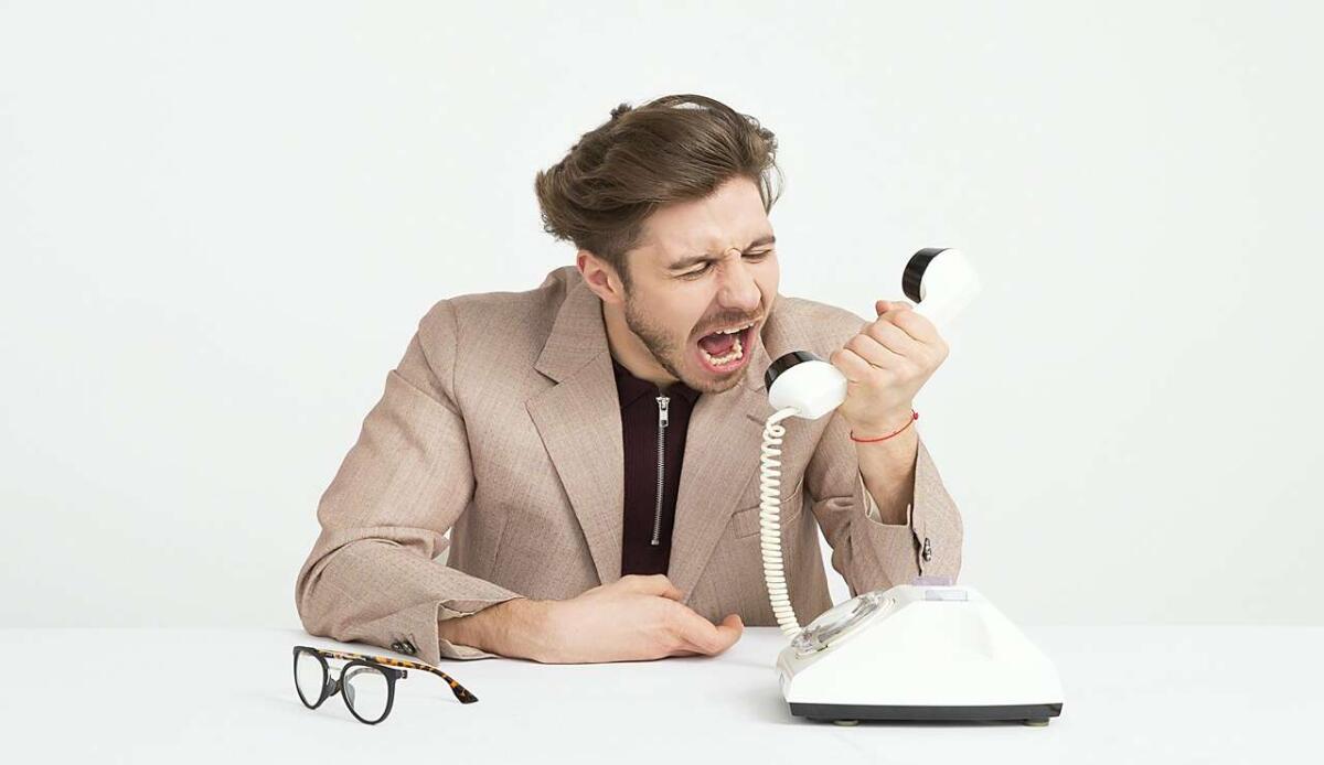 "Salve, sono la sua banca..." e il conto resta a zero: se ricevi questa chiamata inizia a tremare | Stai per perdere tutto - Uomo arrabbiato per una truffa telefonica (Pexels Foto) - www.managementcue.it