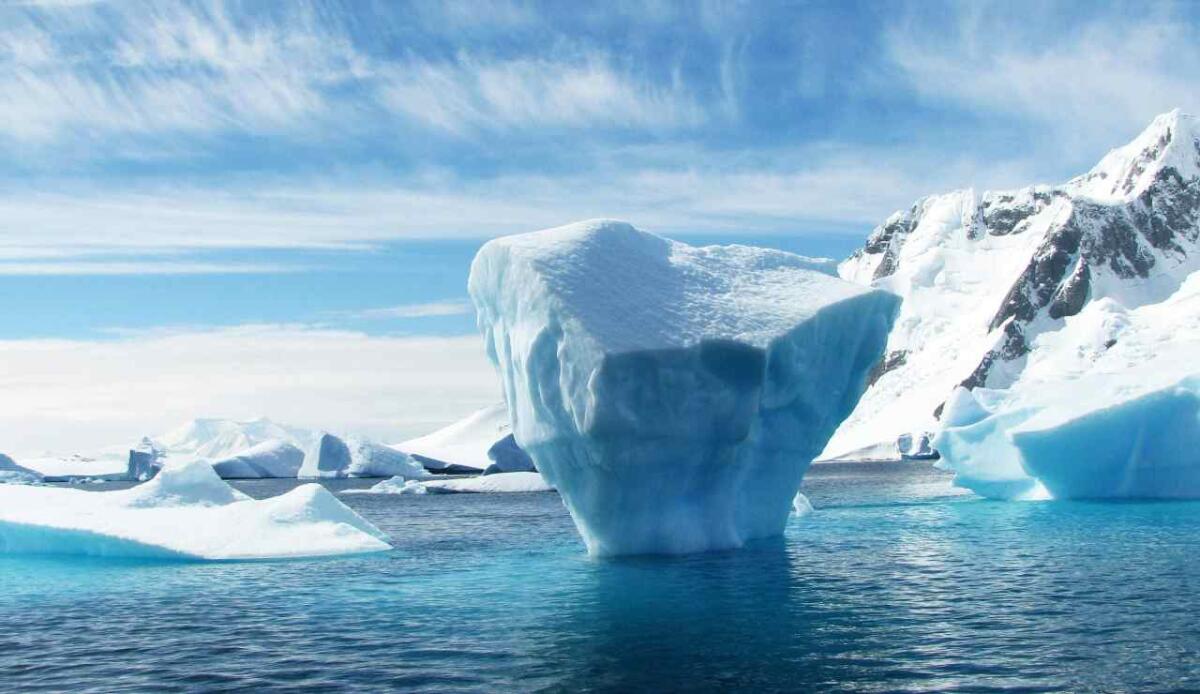 Dall'ecosistema nascosto alla crisi climatica: qual è il ruolo delle "alghe di ghiaccio"? - Illustrazione di una lastra di ghiaccio (Pexels FOTO) - www.energycue.it