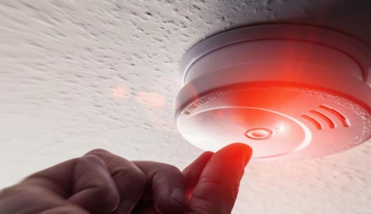 Evacuatori di fumo e calore: arriva il nuovo dispositivo a parete SMOKE OUT VERTE - Evacuatori di fumo e calore, ecco i migliori sulla piazza (Freepik Foto) - www.buildingcue.it