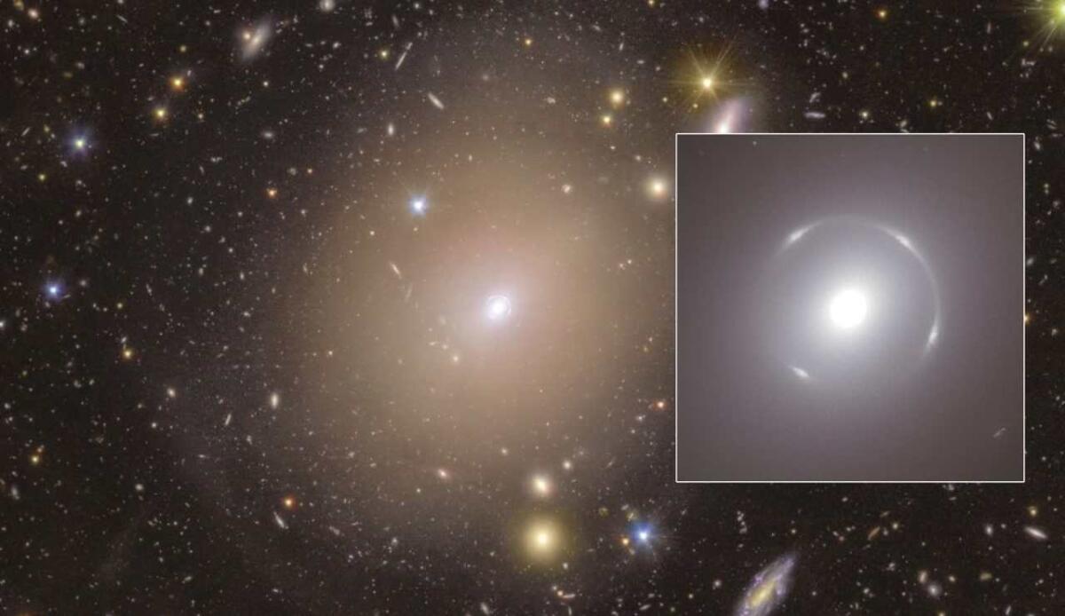 Il telescopio spaziale Euclid ha "catturato" la sua prima lente gravitazionale - L'anello di Einsten ingrandito (Space.com foto) - www.aerospacecue.it