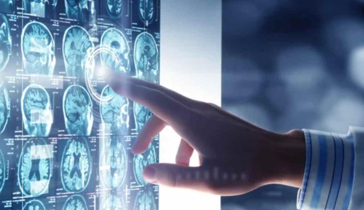 AutoPET: un insieme di algoritmi AI rileva tumori con precisione superiore rispetto ai metodi "manuali" - AI e tumori (Depositphotos foto) - www.systemscue.it