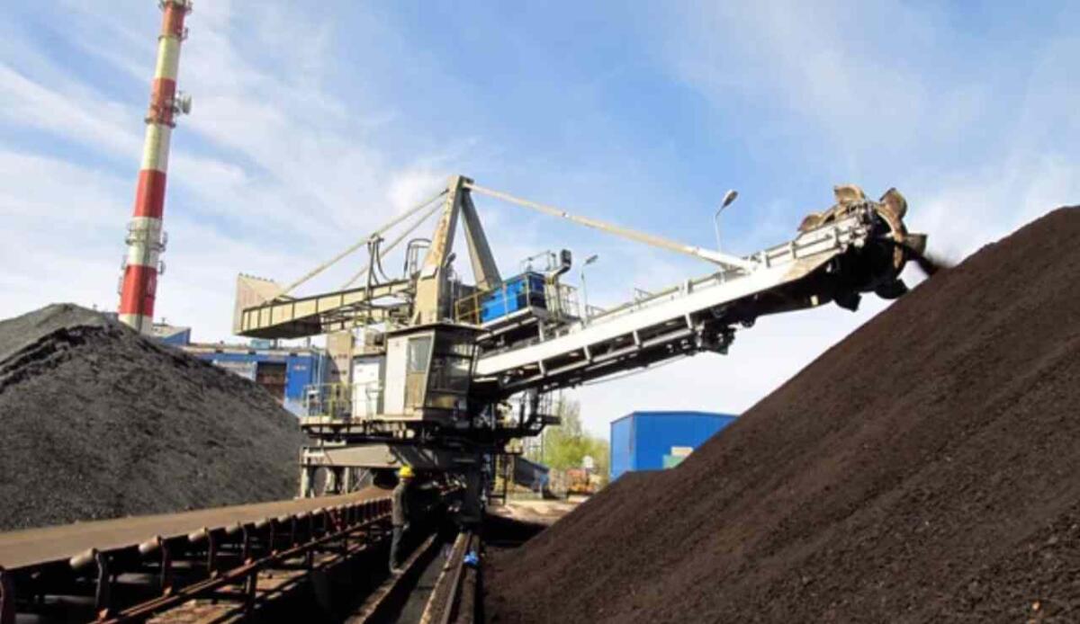 Un traguardo epocale nella transizione energetica: il Regno Unito saluta il carbone - Cumuli di carbone (Depositphotos foto) - www.energycue.it