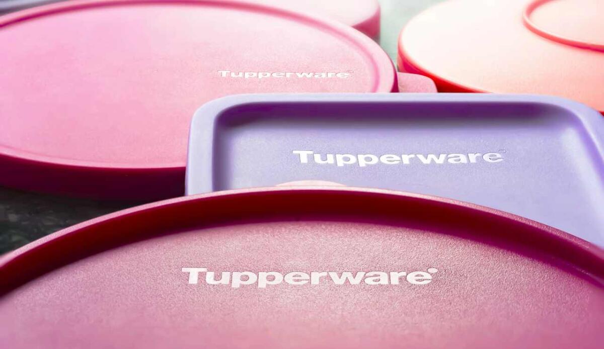 La caduta di Tupperware: cosa ha portato al fallimento del gigante della plastica - Cosa ha portato al fallimento del gigante della plastica (canva.com) - www.managementcue.it