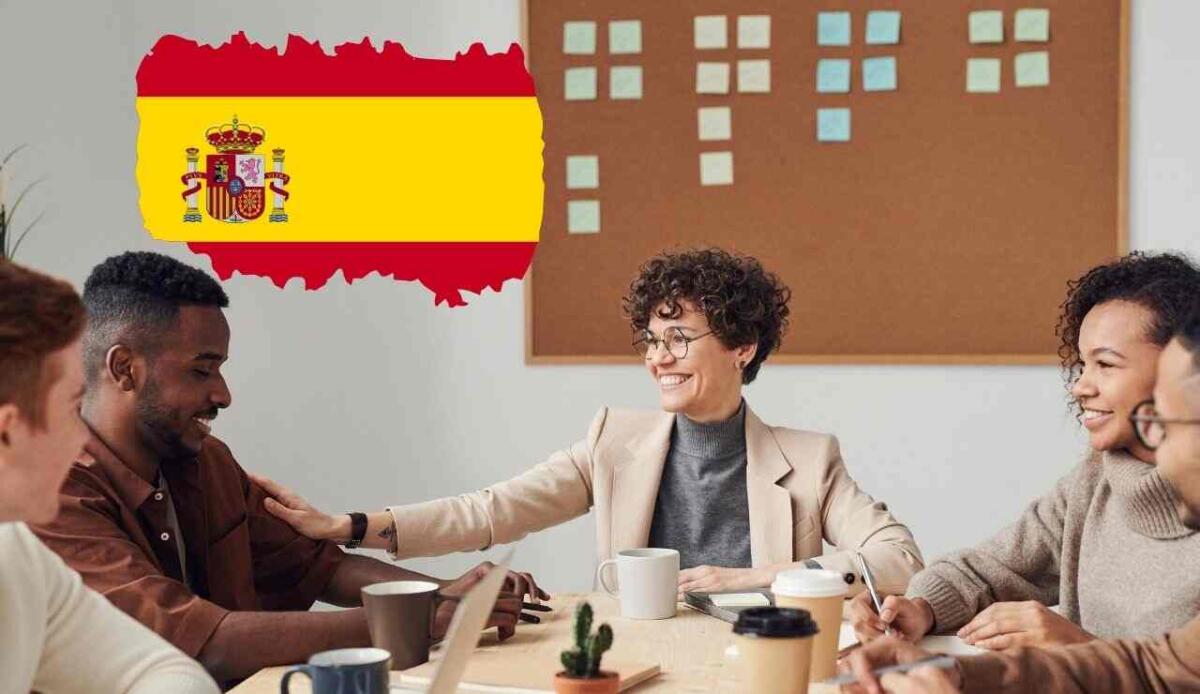 Spagna, si lavorerà massimo 37,5 ore a settimana senza tagli agli stipendi - In Spagna arriva il numero di ore (Canva Foto) - www.managementcue.it