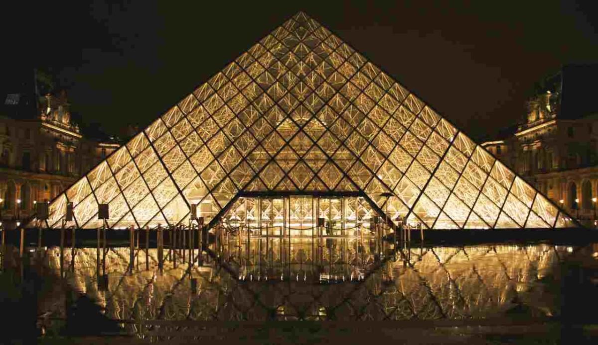 Il Nuovo Louvre prende forma, in arrivo una grande riqualificazione dell’area circostante - Museo del Louvre di notte (Canva foto) - www.buildingcue.it