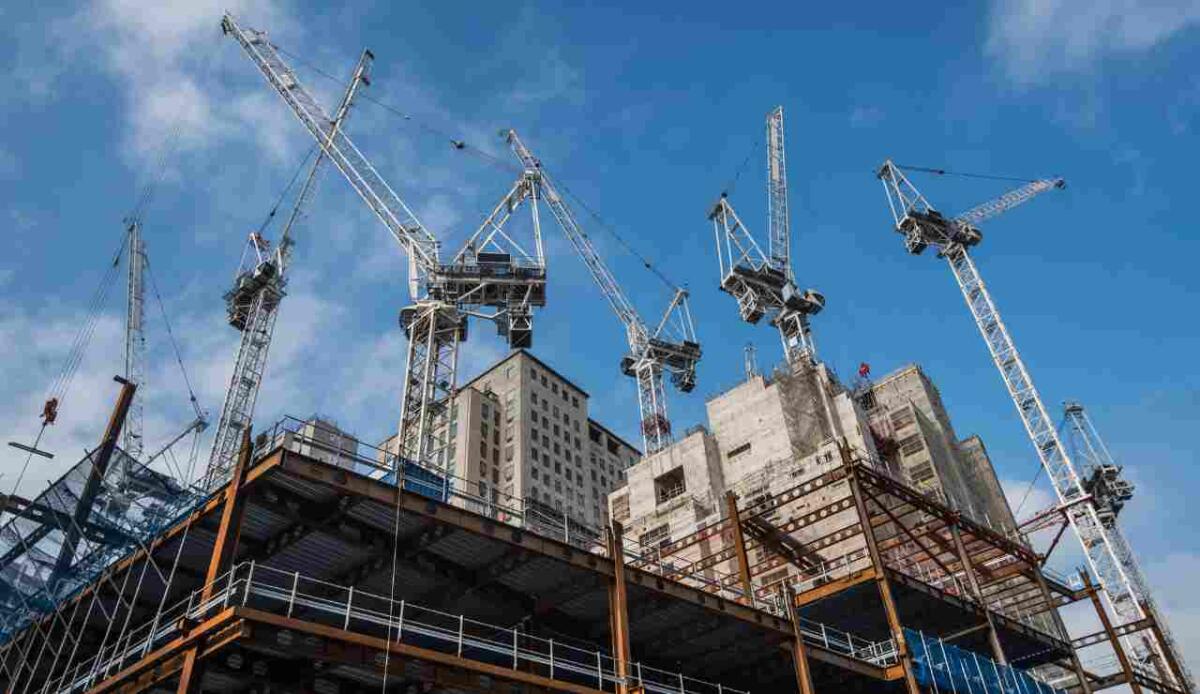 Quali sono le variabili da considerare quando si progettano edifici antisismici? - Costruzione di una struttura antisismica (Canva foto) - www.buildingcue.it