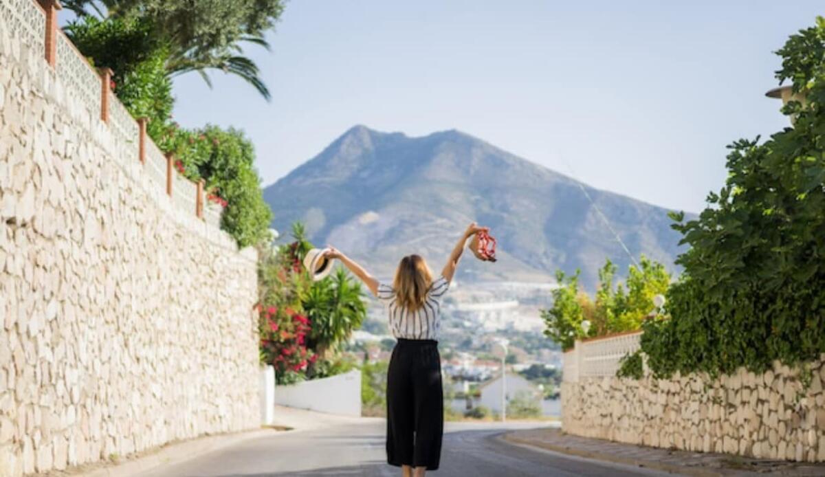 Vivere ai piedi di un vulcano: sfide e vantaggi - Come si vive sotto un vulcano attivo I pregi e le difficoltà (Freepik Foto) - www.buildingcue.it