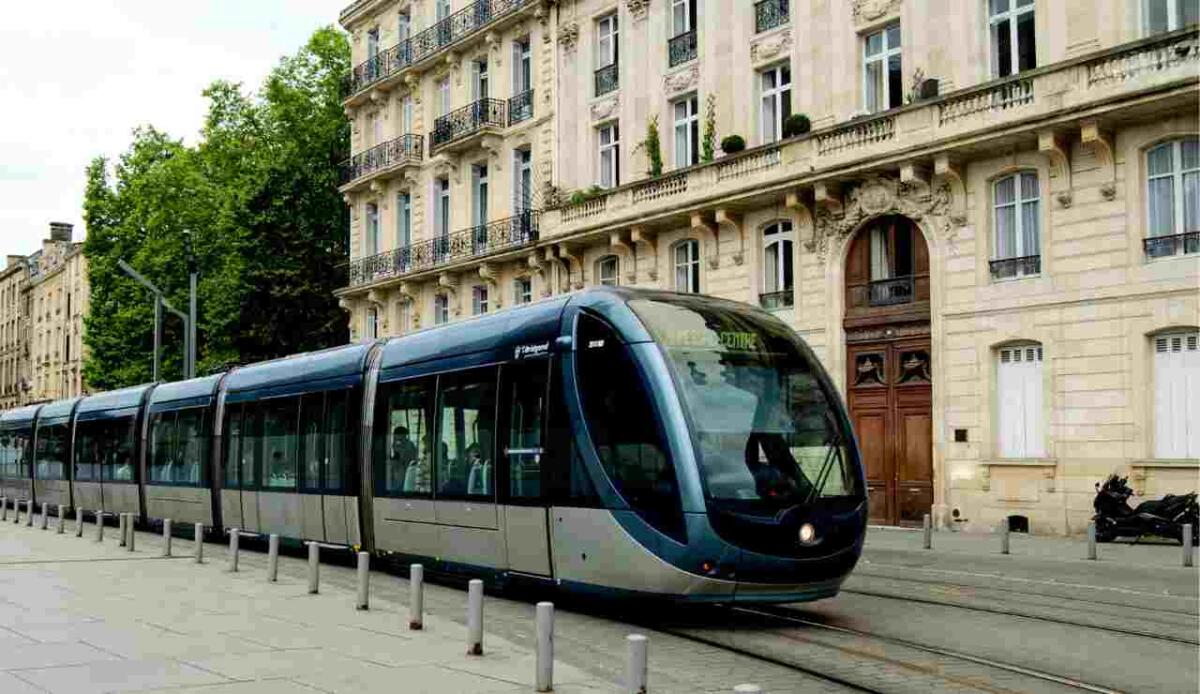 Più trasporti pubblici, meno energia sprecata: così possiamo abbattere le emissioni globali - Tram su strada (Canva foto) - www.buildingcue.it