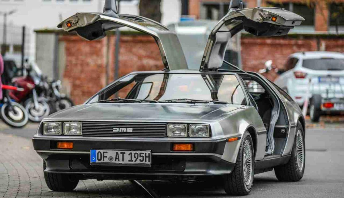 Il mito della DeLorean: produzione, rarità e valore attuale - Auto De Lorean sportelli aperti (Canva foto) - www.vehiclecue.it