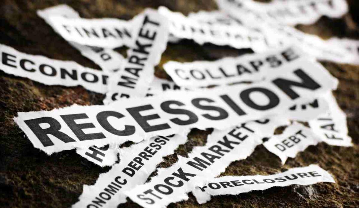 Recessione: come capire quando un'economia smette di crescere - Recessione scritta (Canva foto) - www.financecue.it