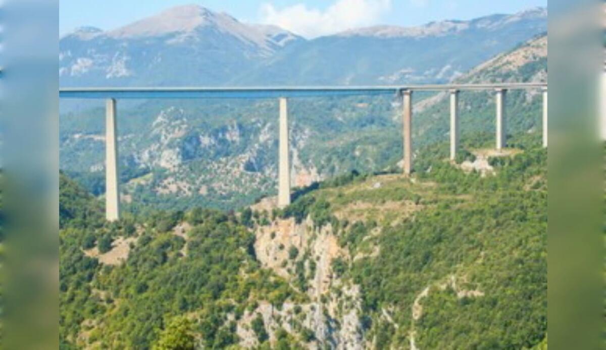 SS 106, lavori al 70%: il viadotto Avena prende forma - Autostrada in Calabria, i lavori pronti a breve (Shutterstock Foto) - www.buildingcue.it
