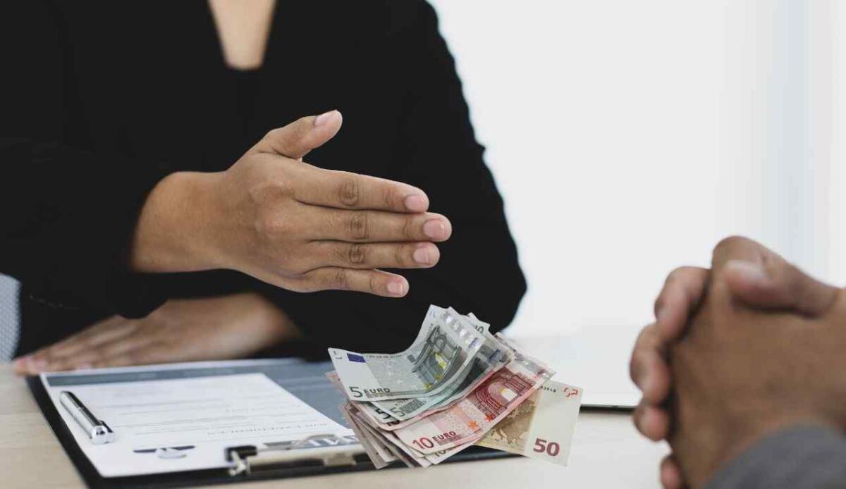 Il cuneo fiscale in Italia: che cos'è e come funziona - Soldi che restano sul tavolo per il cuneo fiscale (Canva Foto) - www.financecue.it