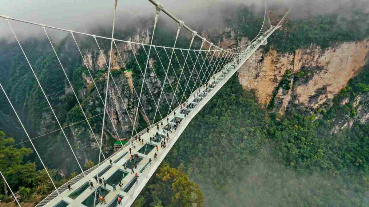 Zhangjiajie: è il ponte di vetro più alto del mondo - Il ponte e il Grand Canyon visti dall'alto (Peapix foto) - www.buildingcue.it