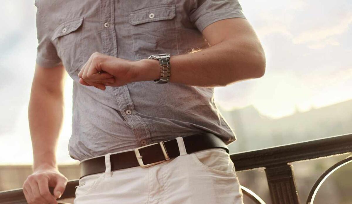 Pagato 280mila dollari per non fare nulla: la curiosa storia di Shoji Morimoto - Uomo che controlla orologio (Pixabay Foto) - www.managementcue.it