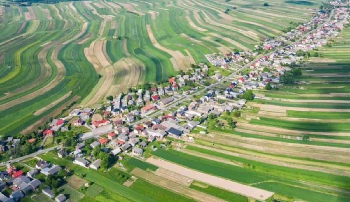 Una strada, 6.000 case e un solo paese: l’incredibile storia di Suloszowa - Il paese che si sviluppa su una sola strada in Polonia è spettacolare (Depositphotos Foto) - www.buildingcue.it