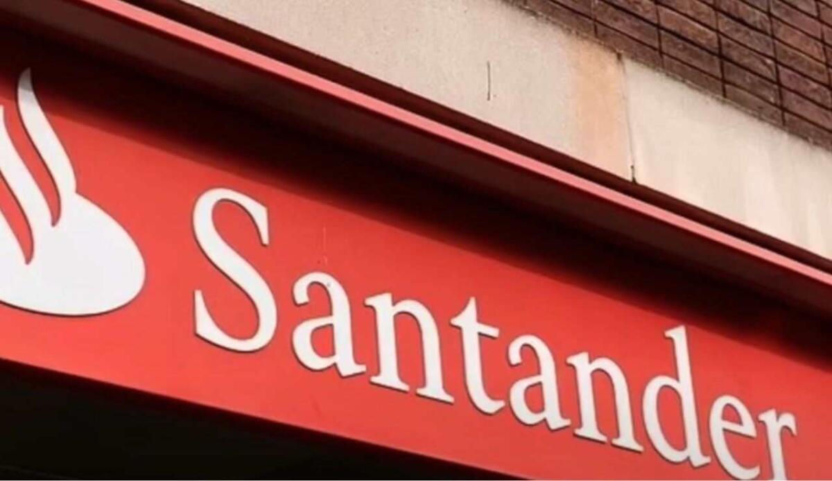 Profitti in calo del 38%: Santander UK annuncia nuovi tagli al personale - La decisione drastica di Santander UK (screenshot The World News/YouTube) - www.financecue.it