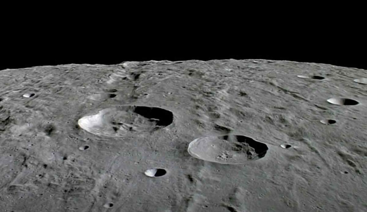 Mare orientale, è pronta una mappa ad alta risoluzione che individua i migliori siti per future missioni - Sguardo ravvicinato al Bacino Orientale (JAXA - youtube screenshot) - www.aerospacecue.it