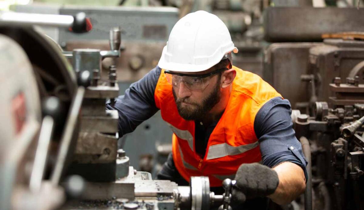 Produzione industriale in Italia: -3,5% nel 2024, è il peggiore dato dal 2009 - L'anno 2024 si è chiuso con un bilancio negativo (canva.com) - www.financecue.it