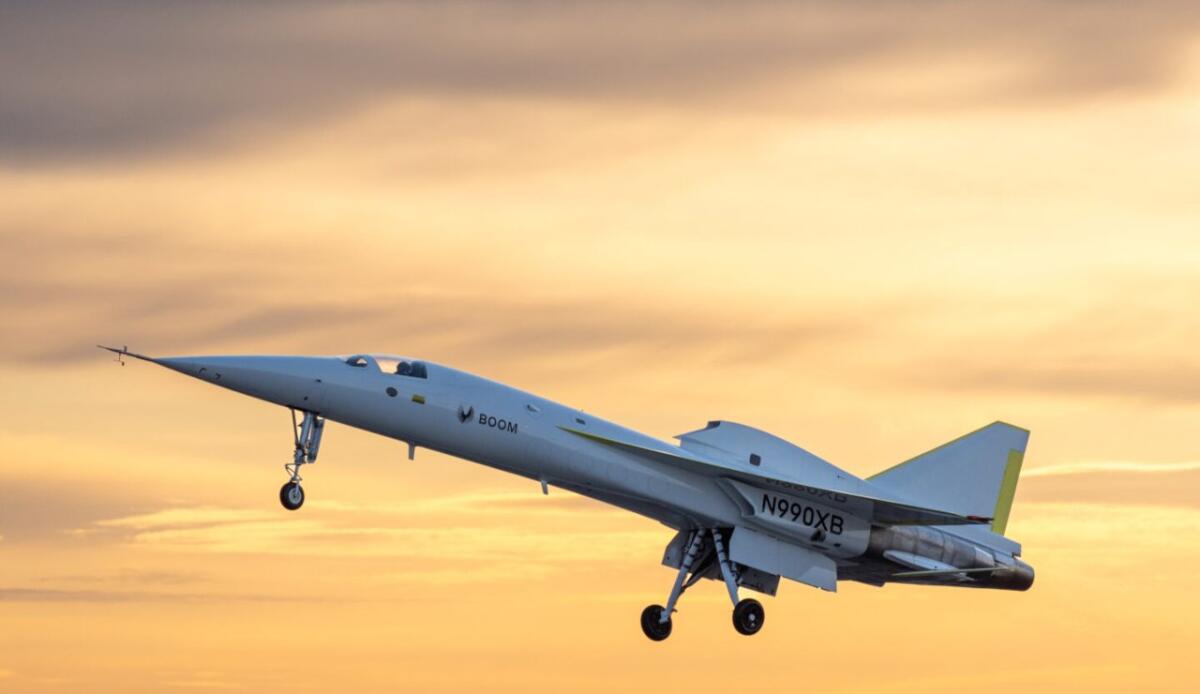 Supersonico e silenzioso: XB-1 infrange il muro del suono senza impatto acustico - XB-1 si alza in volo (Boom Supersonic foto) - www.vehiclecue.it