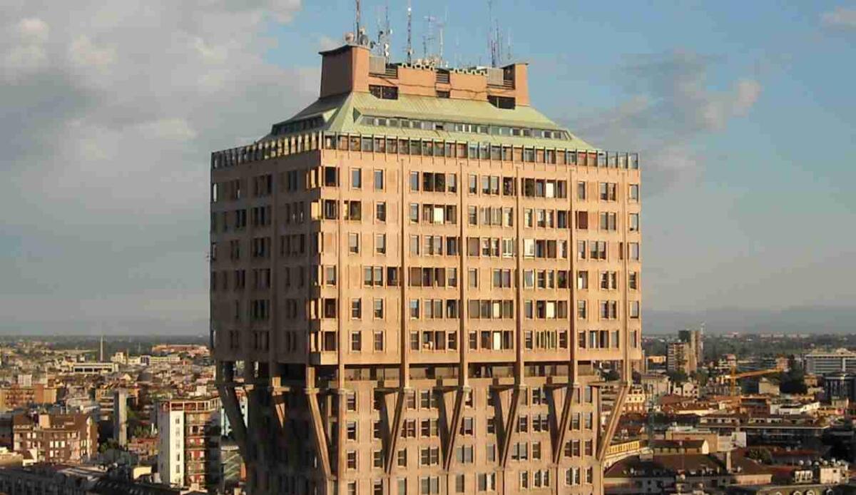 Amore e odio per la Torre Velasca: un’icona che fa discutere - Illustrazione di Torre Velasca (Wikipedia https___www.flickr.com_photos_davidorban_ FOTO) -www.buildingcue.it