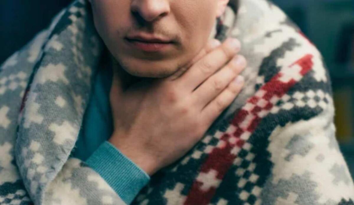 Freddo e malattie: d’inverno il rischio di morte cresce fino al 30% in alcuni paesi - Uomo con coperta (Depositphotos foto) - www.sciencecue.it