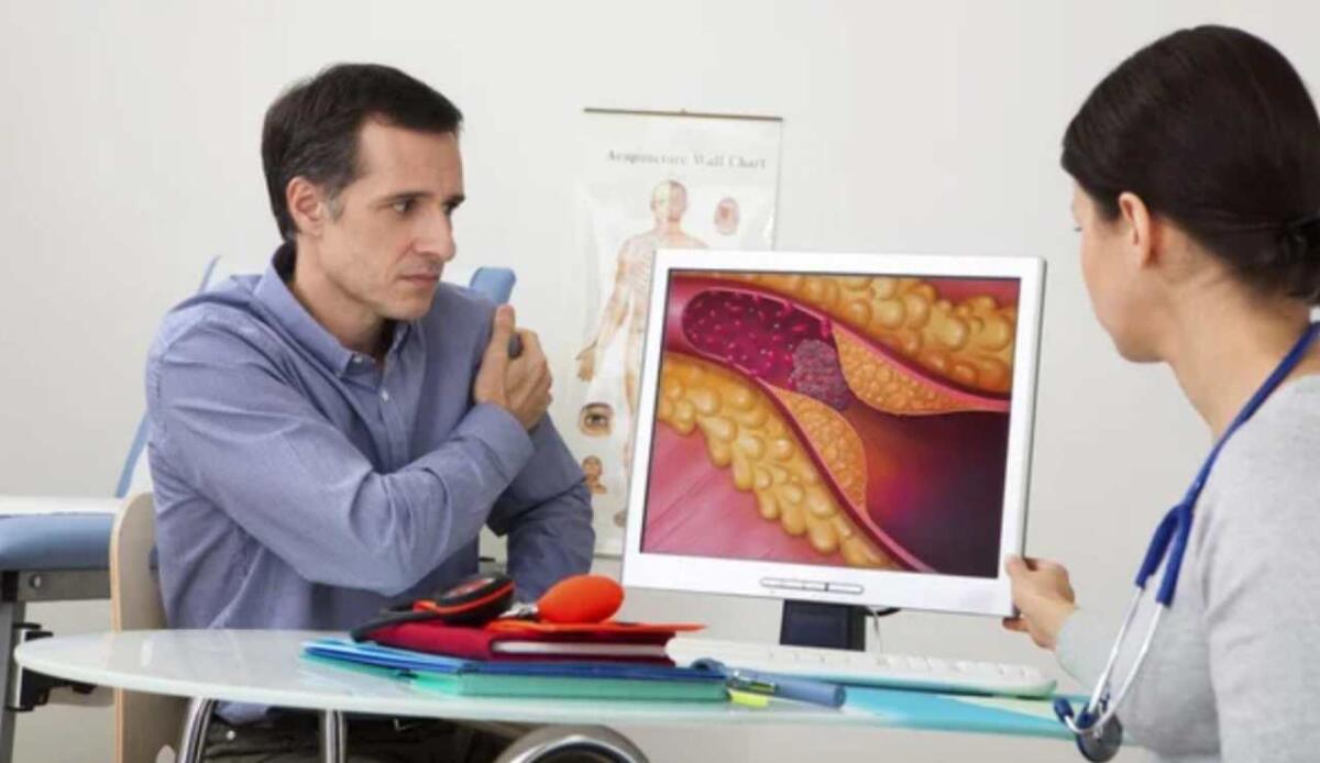 Colesterolo instabile? Potrebbe essere un segnale precoce di demenza - Visita medica e colesterolo (Depositphotos foto) - www.biomedicalcue.it