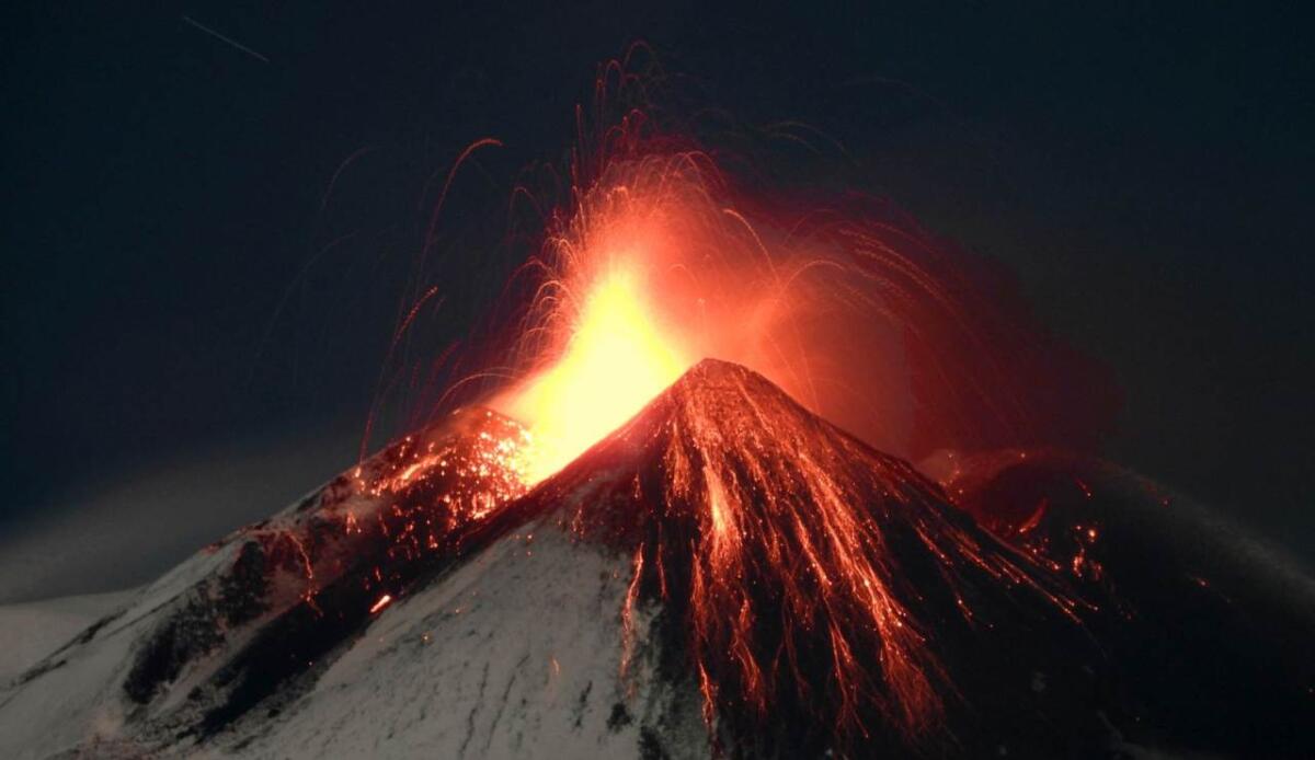 Vulcani italiani, nel nostro paese sono almeno 10 quelli attivi - L'Etna in eruzione (INGV foto) - www.sciencecue.it
