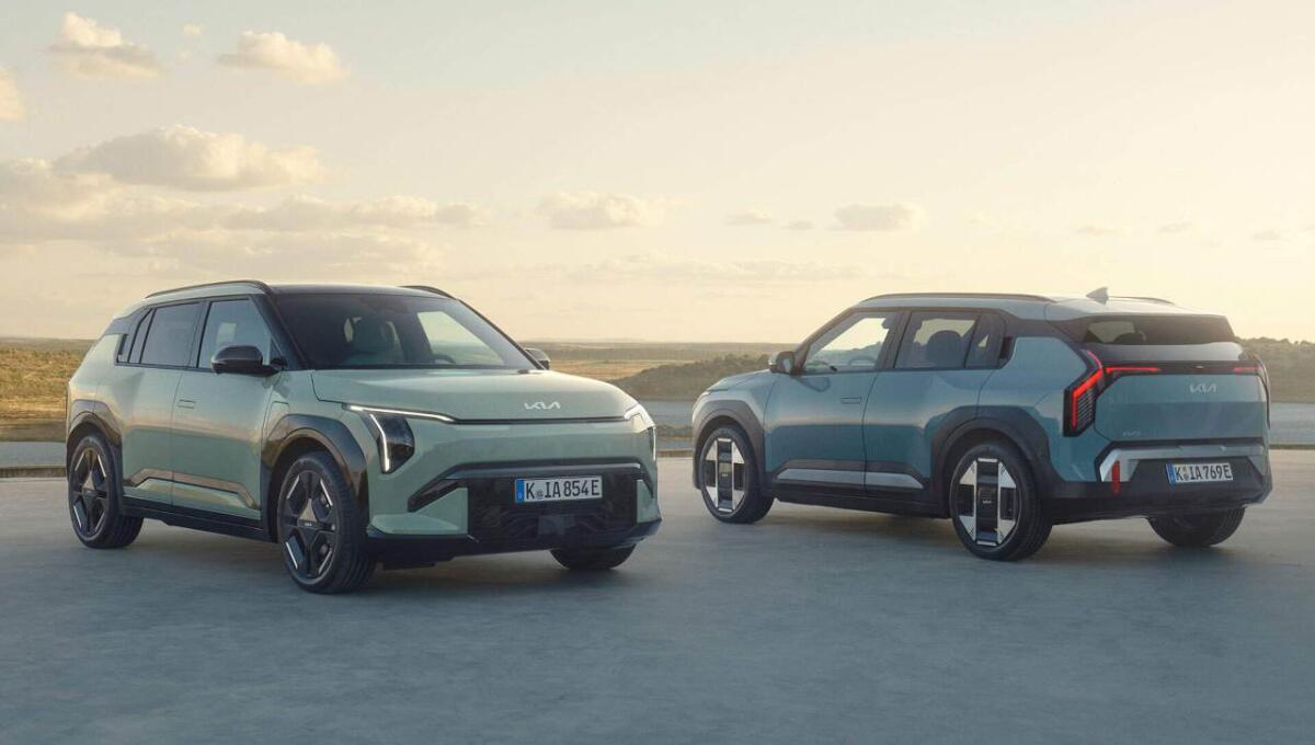 Kia accelera sull’elettrico: in arrivo EV4, PV5 e EV2 per rivoluzionare il mercato - Due modelli di KIA EV3 (Kia Global foto) - www.vehiclecue.it