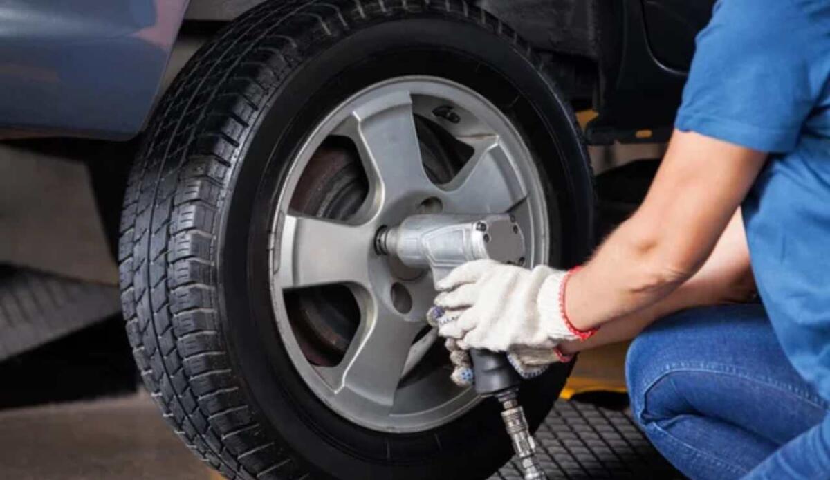 Pneumatici ecologici: meno emissioni, più efficienza, stessa sicurezza - Illustrazione di un cambio gomme (Depositphotos FOTO) - www.vehiclecue.it